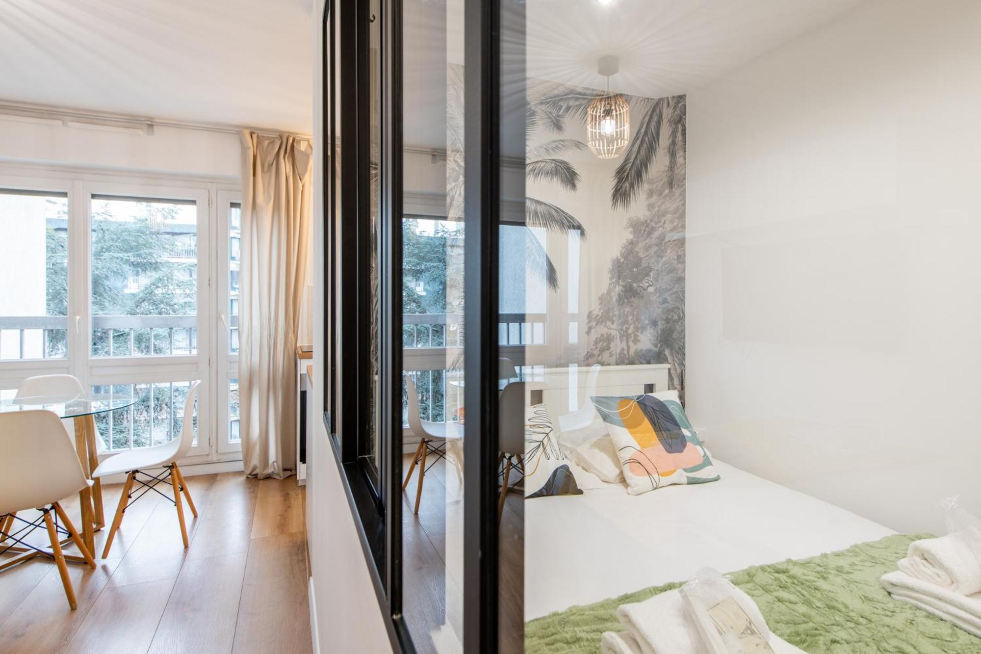 Amazing - Location Near The Metro, Modern Amenities And Style * Parijs