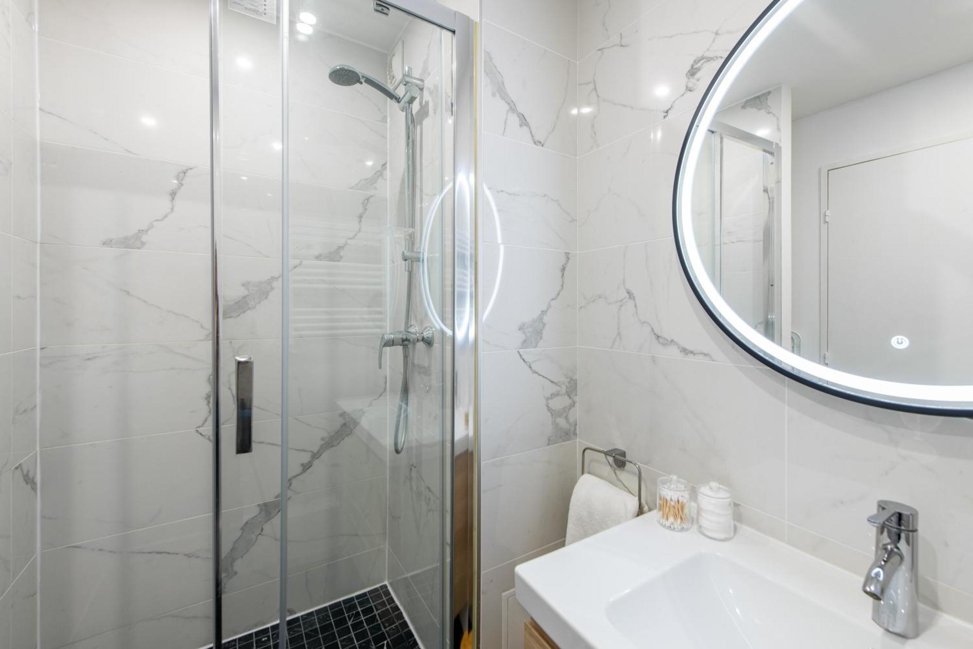 Amazing - Location Near The Metro, Modern Amenities And Style Appartement Parijs