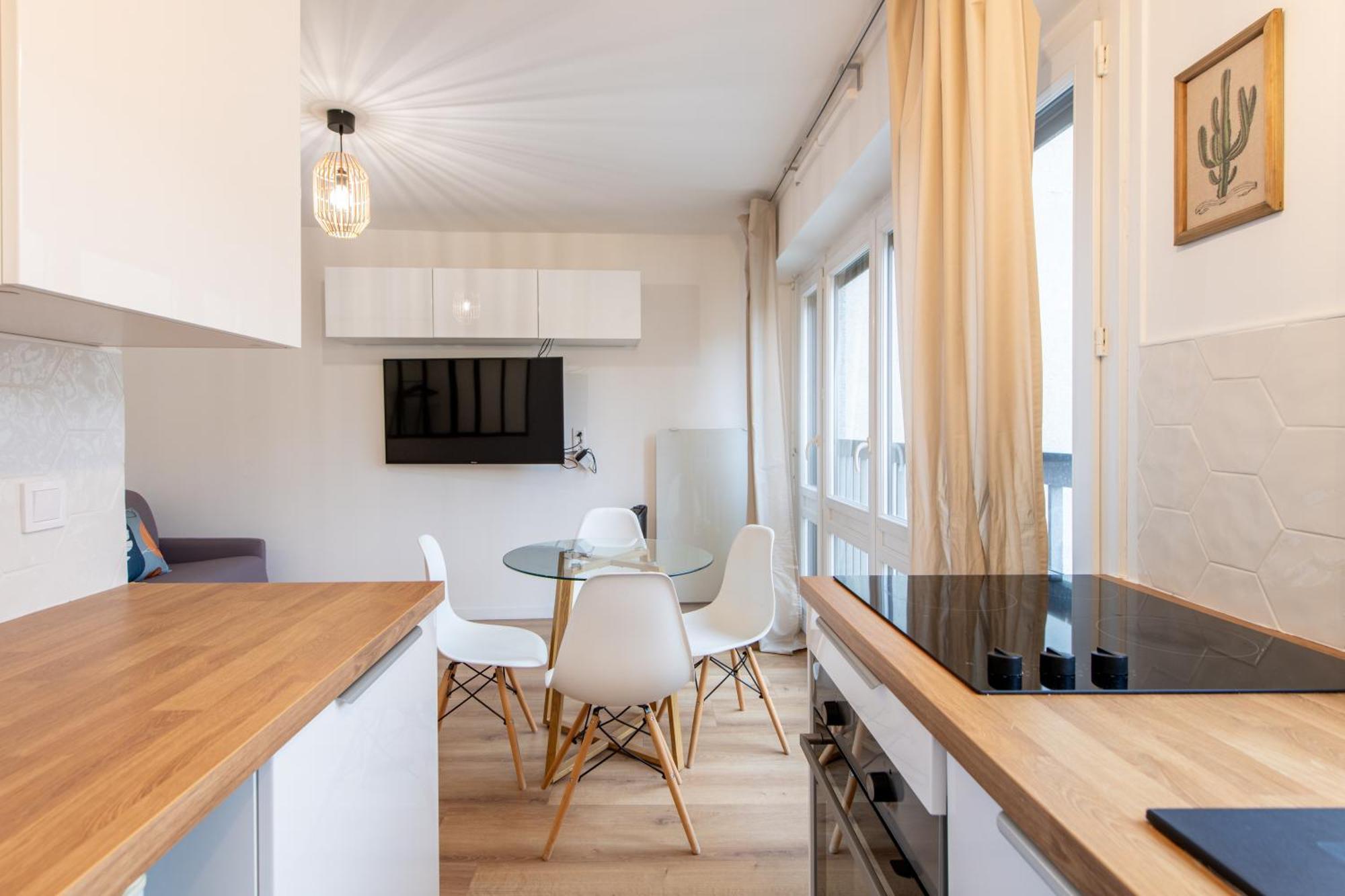 Amazing - Location Near The Metro, Modern Amenities And Style Appartement Parijs