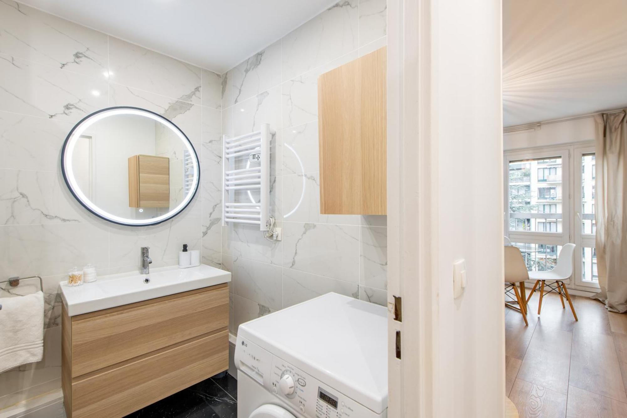 Amazing - Location Near The Metro, Modern Amenities And Style Appartement Parijs