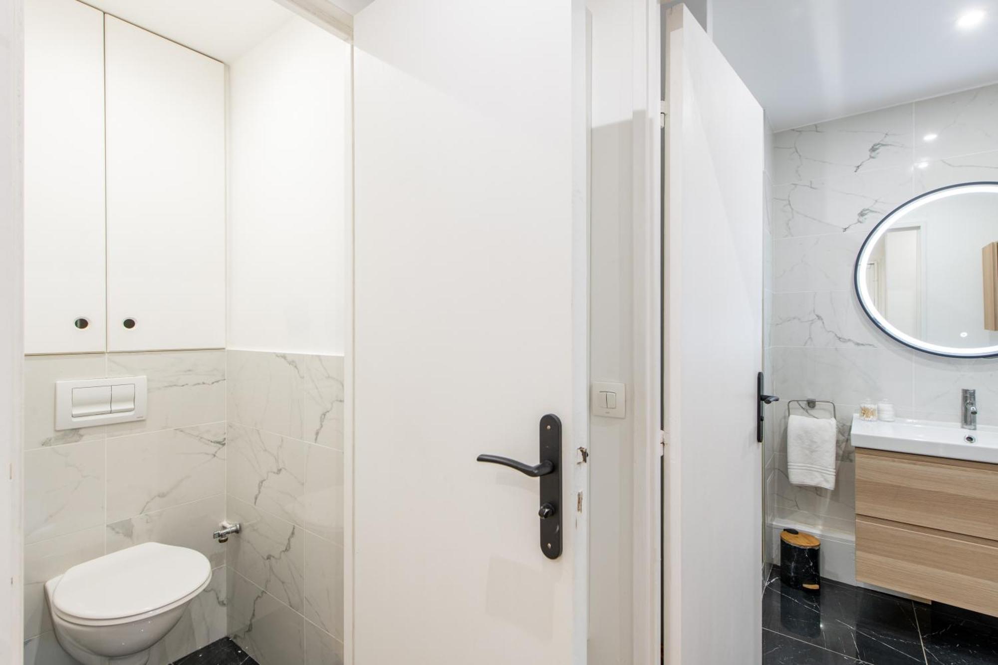 Appartement Amazing - Location Near The Metro, Modern Amenities And Style Parijs
